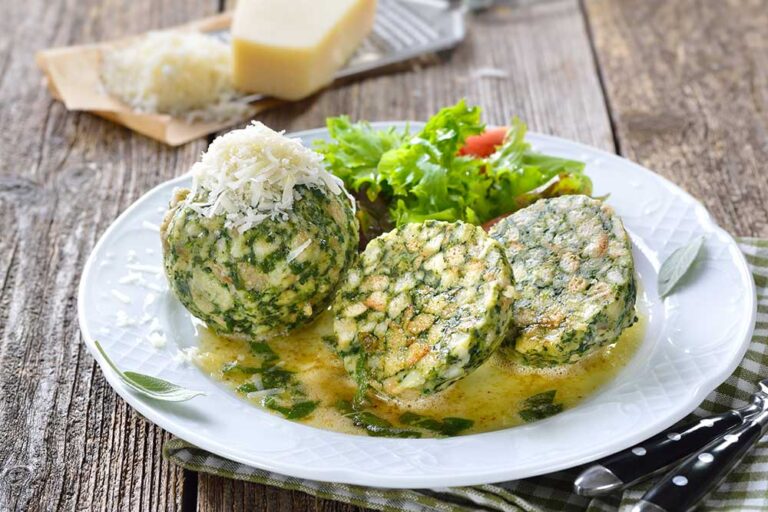 Spinatknödel mit Parmesan | Einfaches Südtiroler Rezept